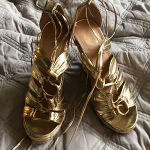 Victoria’s Secret gold wedges tie up